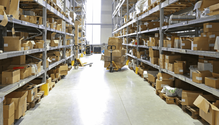 Amazon FBA lojistik ve depolama süreçlerini gösteren bir depo görüntüsü.