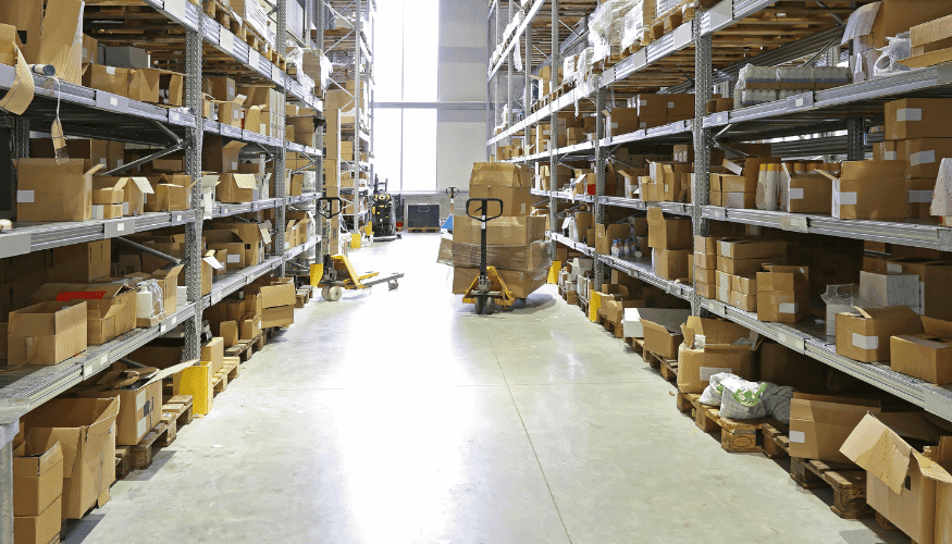 Amazon FBA ile E-İhracat: Uluslararası Satışlarda Başarı İpuçları 1 Amazon FBA lojistik ve depolama süreçlerini gösteren bir depo görüntüsü.
