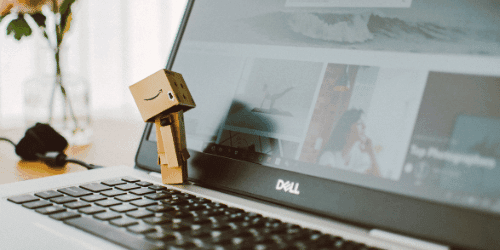 Amazon'da satış yaparak e-ihracatın avantajlarını ve stratejilerini gösteren bir kompozisyon. E-ihracatta başarıya giden yok
