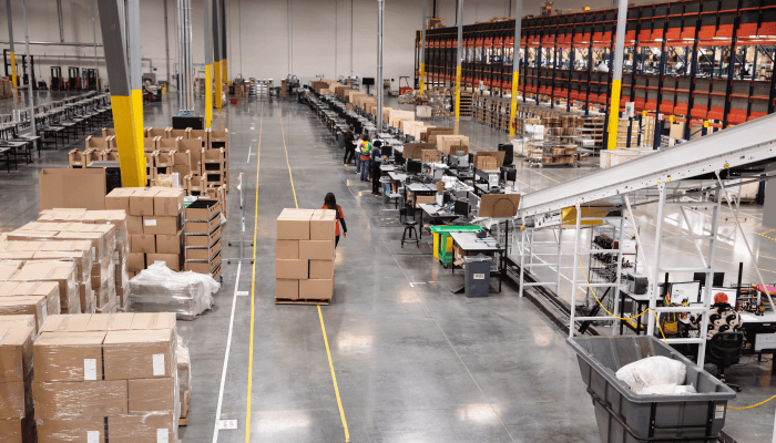 İhracat lojistiğini ve teslimat süreçlerini temsil eden 3D kamyon, kutular ve konum işaretleri.